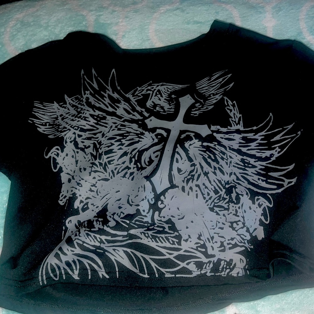 Cropped top, short sleeve, grunge gothic graphic design.
